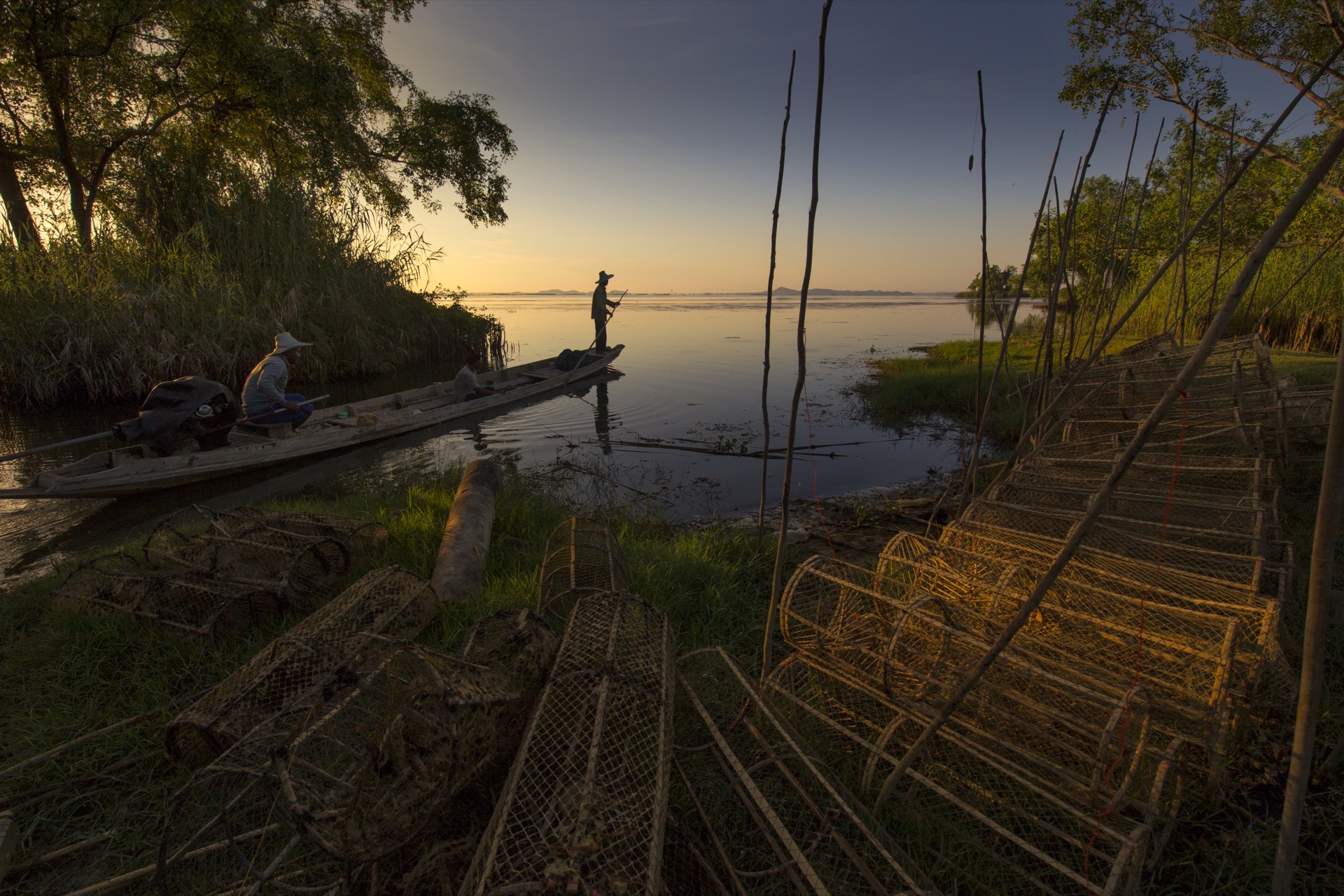ชาวประมงพายเรือในทะเลสาบยามเช้า เกาะใหญ่ กระแสสินธุ์ สงขลา