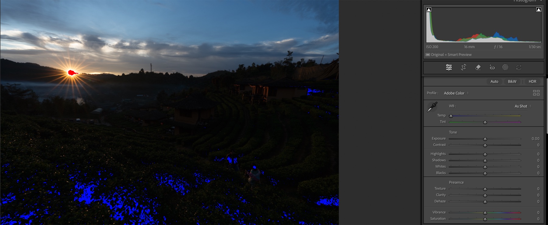 ภาพวิวพระอาทิตย์ขึ้นเหนือไร่ชาเปิด Clipping Warning สีแดงแสดง Highlight Clip ที่ดวงอาทิตย์ สีฟ้าแสดง Shadow Clip ในพื้นที่มืด